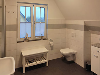 Bad mit Dusche, Badewanne und WC im Obergeschoss